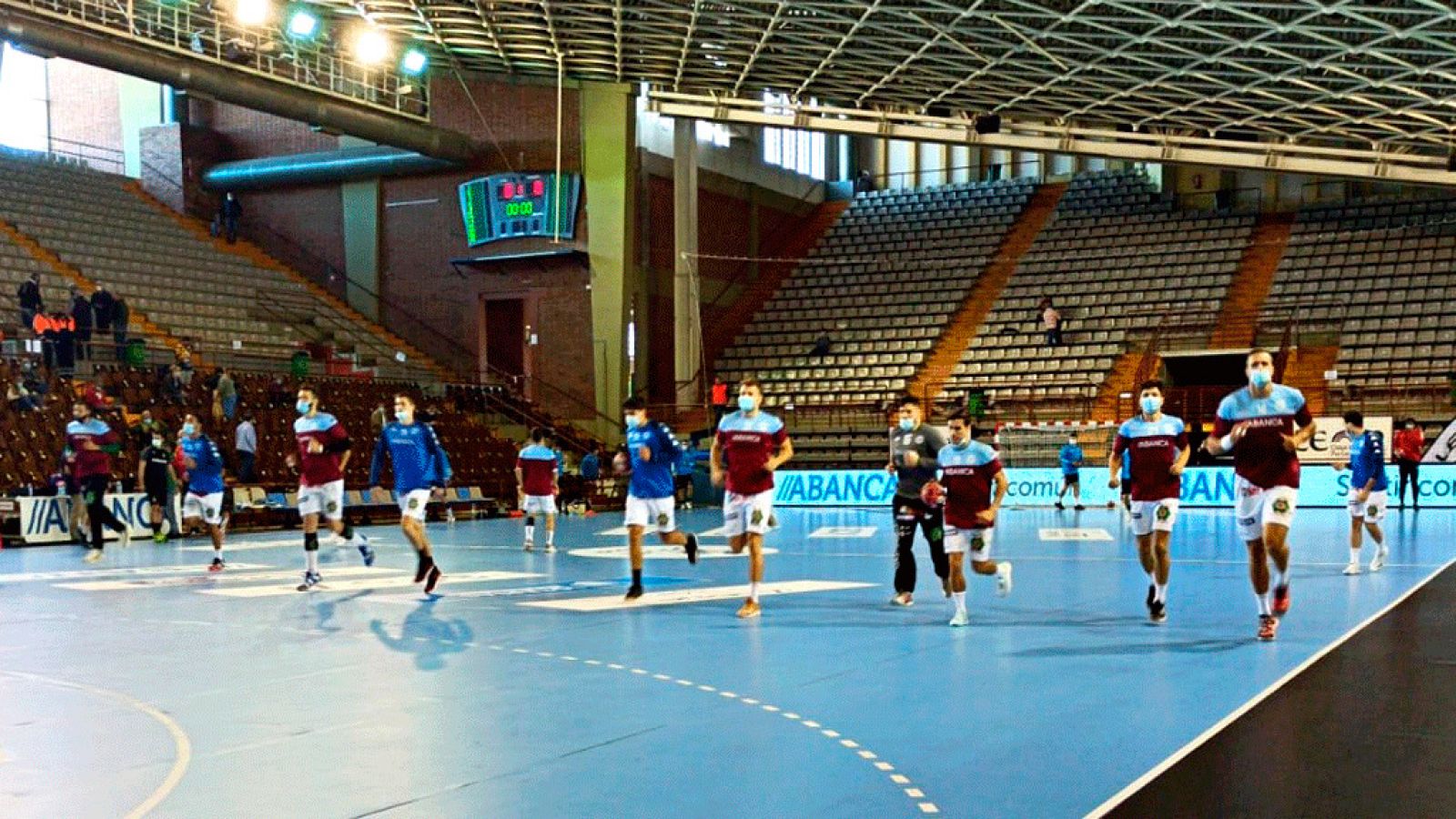 Imagen de los jugadores del Abanca Ademar portan mascarilla durante el calentamiento previo.