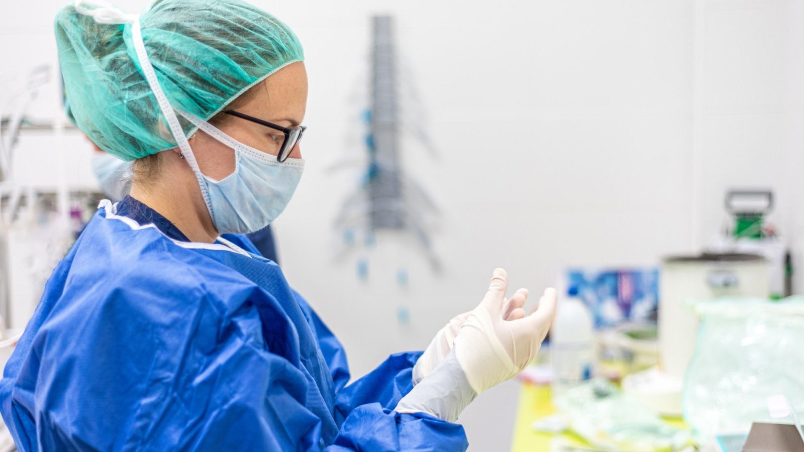 Una enfermera viste un equipo de protección especial contra el coronavirus