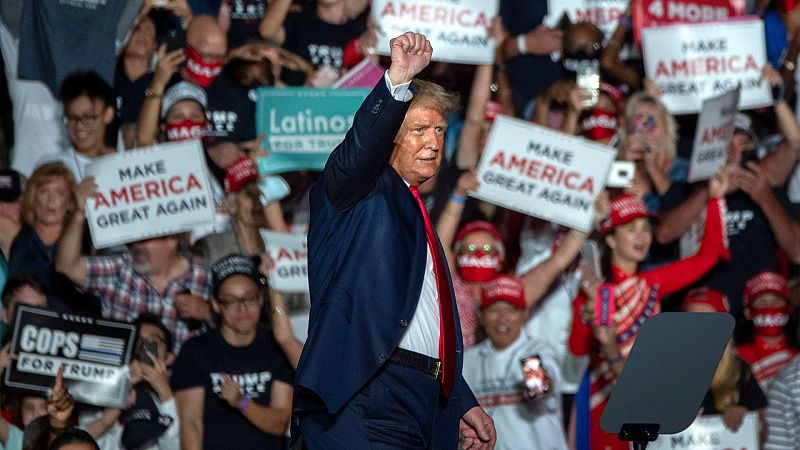 Trump pide vencer a la "izquierda radical" en su primer mitin post COVID-19 en Florida y asegura que es inmune