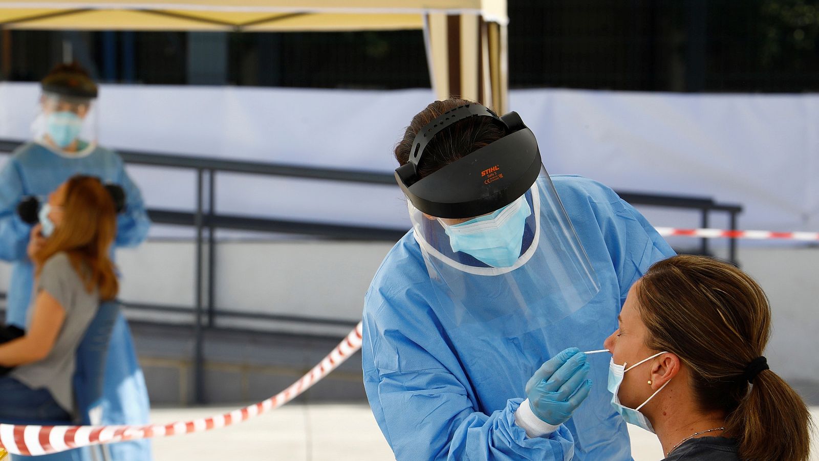 La OMS achaca el aumento de los casos al aumento de pruebas, que se rastrea mejor y se encuentran antes los casos menos graves.