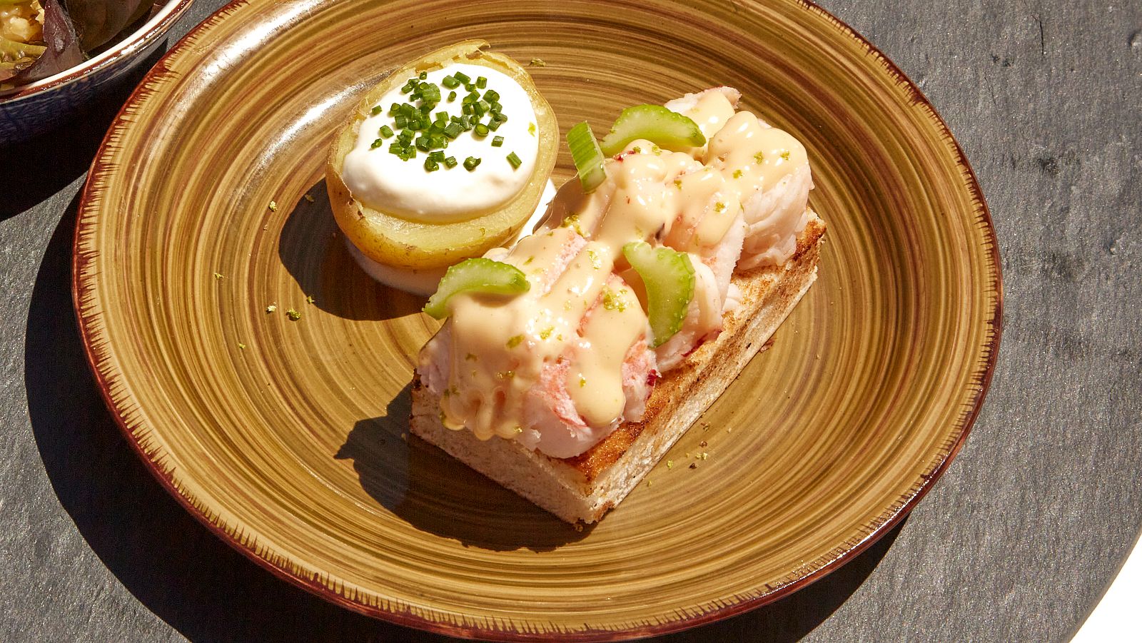 "Lobster roll con patatas asadas con crema agria"
