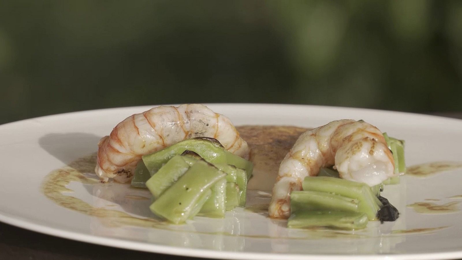 Receta de pincho de judías verdes ahumadas al sarmiento con gambas