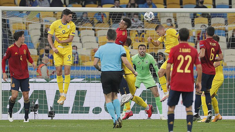Media hora de buen juego, ocasiones perdidas y derrota en tres toques: las claves del Ucrania 1-0 España