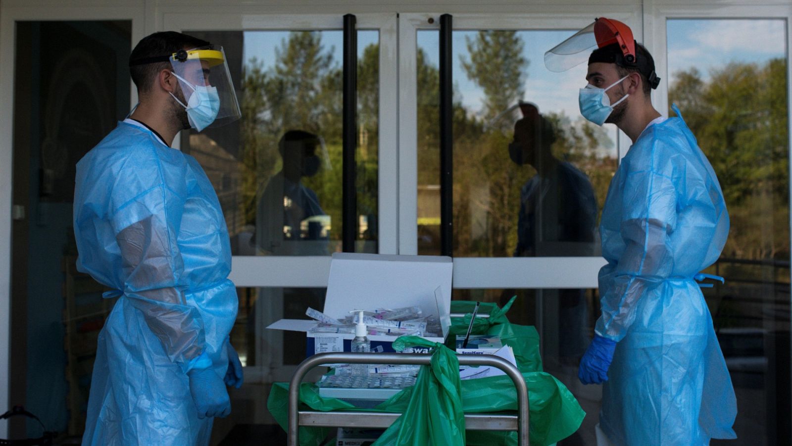 Dos profesionales sanitarios en una residencia de mayores de Ourense