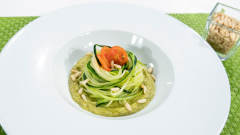 Espaguetis de calabacín con pesto de aguacate