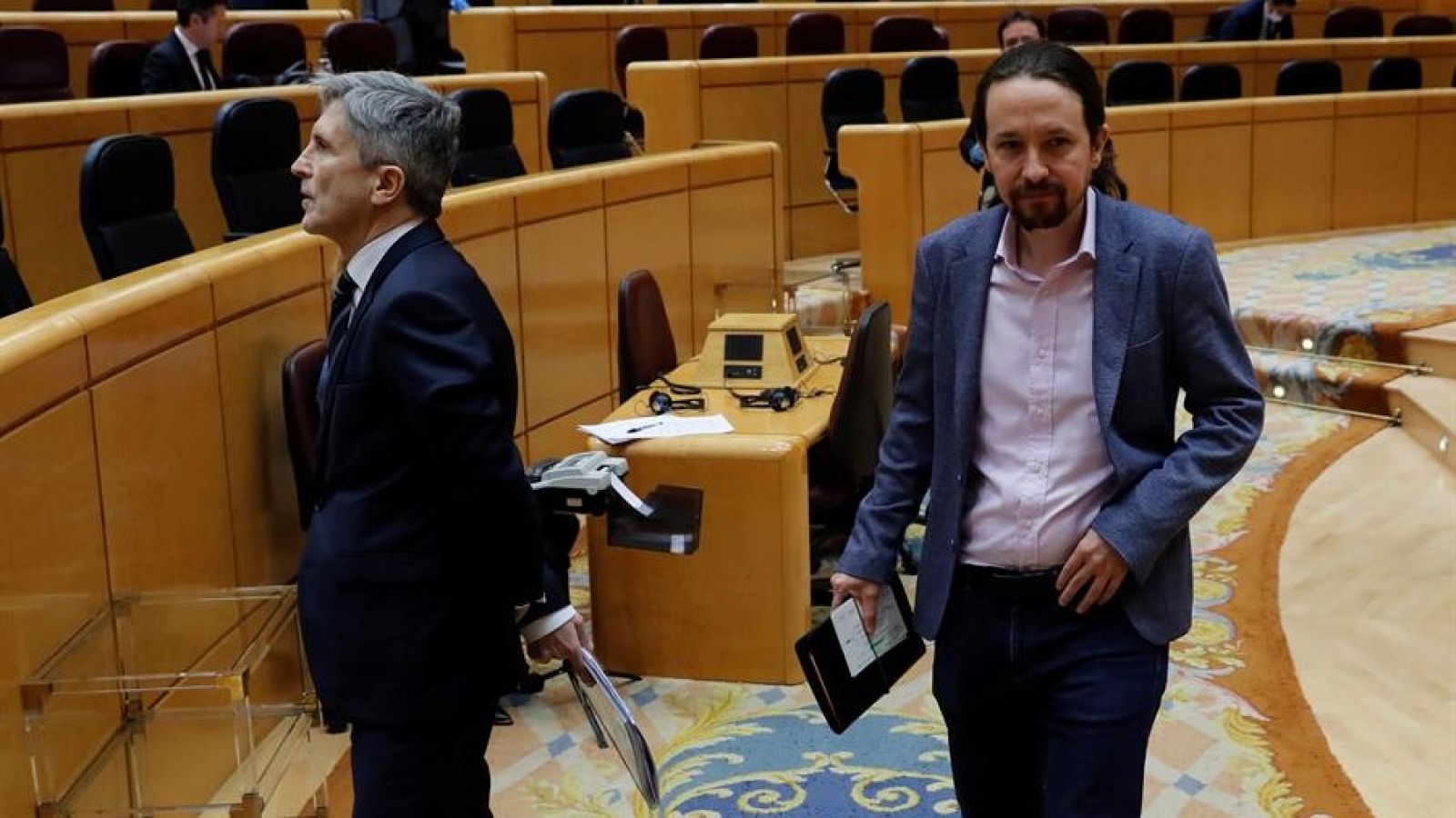eL vicepresidente segundo del Gobierno, Pablo Iglesias (d), y el ministro de Interior, Fernando Grande-Marlaska (i),