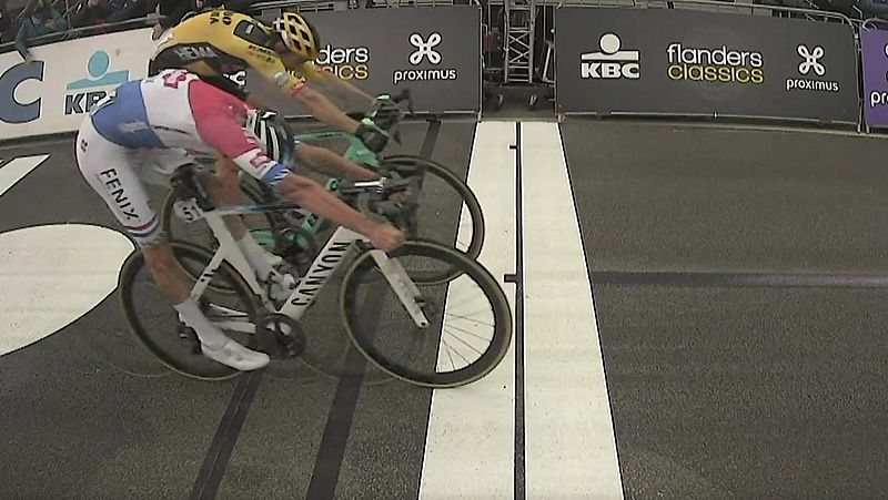 Van der Poel se lleva el Tour de Flandes en la 'photo finish' ante Van Aert