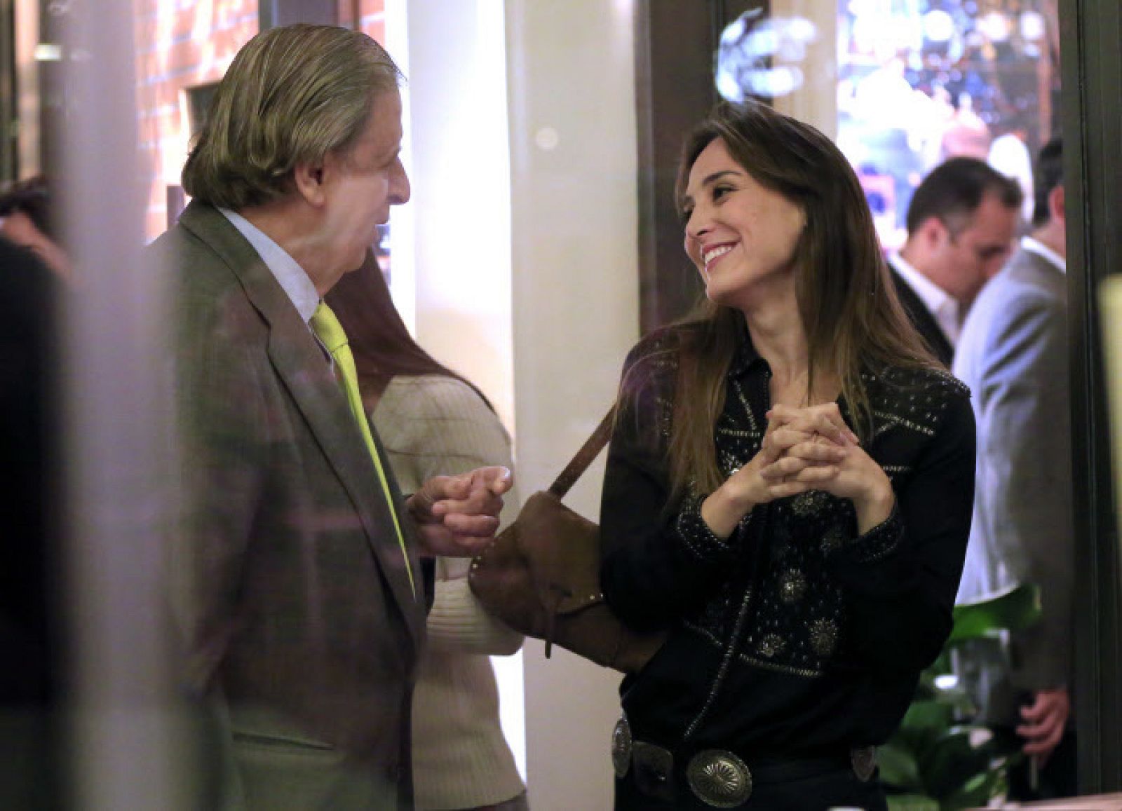 Muere Fernando Falcó. Aquí, una imagen del Marqués de Cubas en una animada conversación con su sobrina Tamara Falcó con la que mantenía una excelente relación