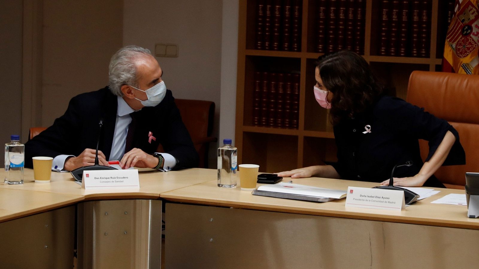 La presidenta de la Comunidad de Madrid, Isabel Díaz Ayuso, y su consejero de Sanidad, Enrique Ruiz Escudero