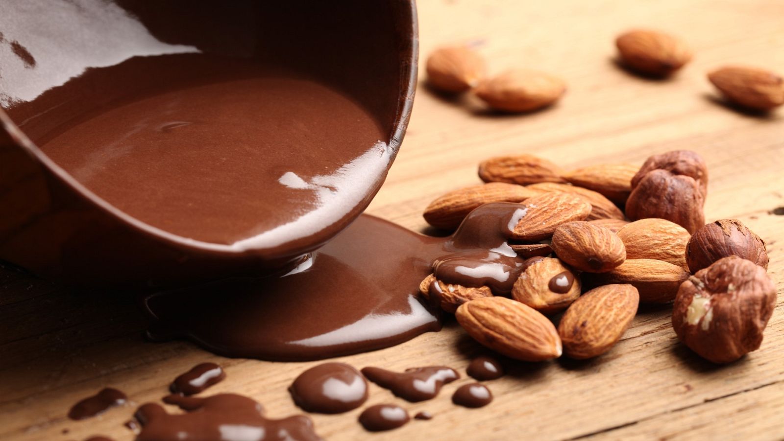 Receta de crema de chocolate con almendras y AOVE