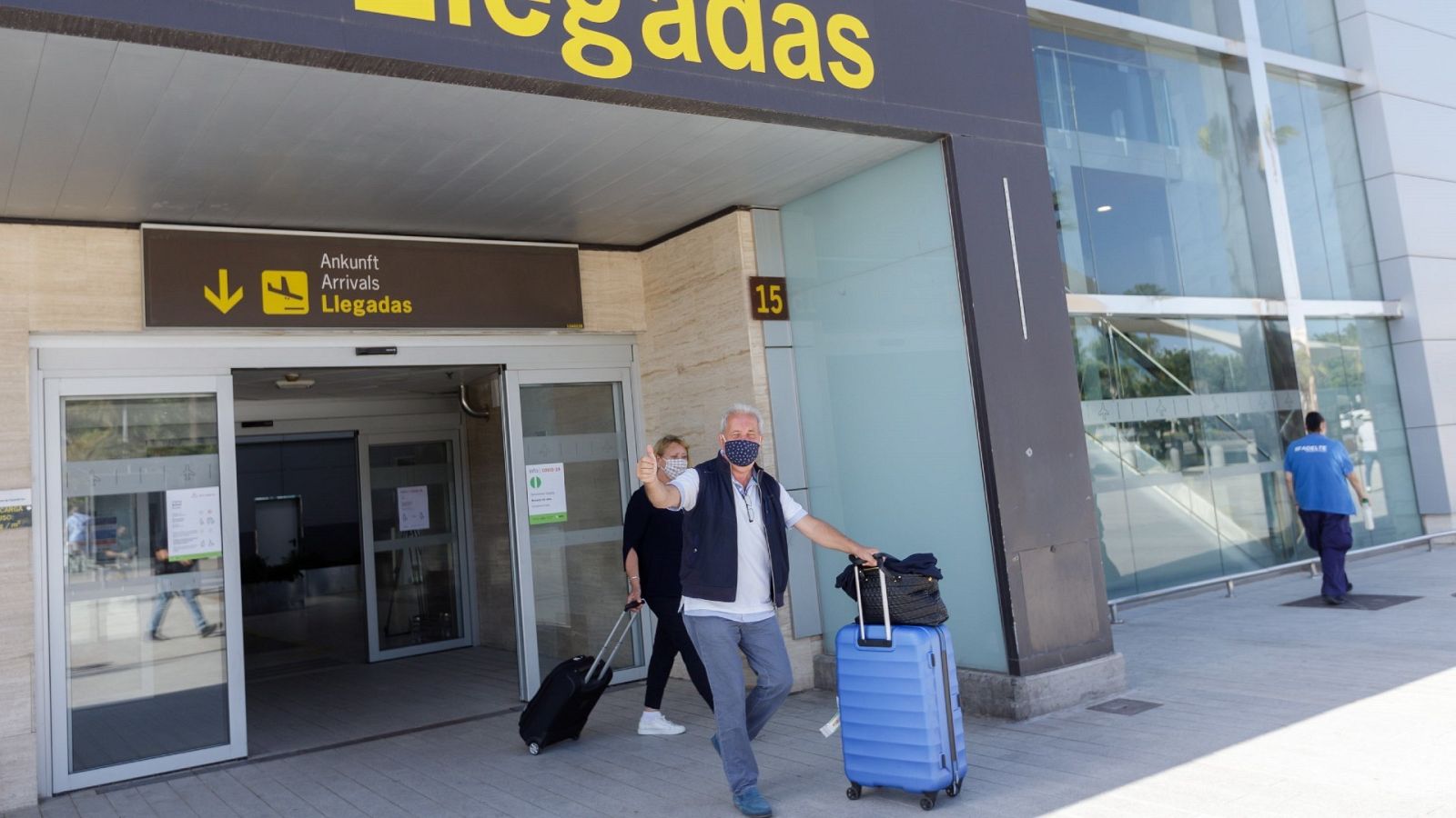 Dos pasajeros procedentes de Düsseldorf, Alemania, a su llegada, al aeropuerto Tenerife Sur el pasado junio