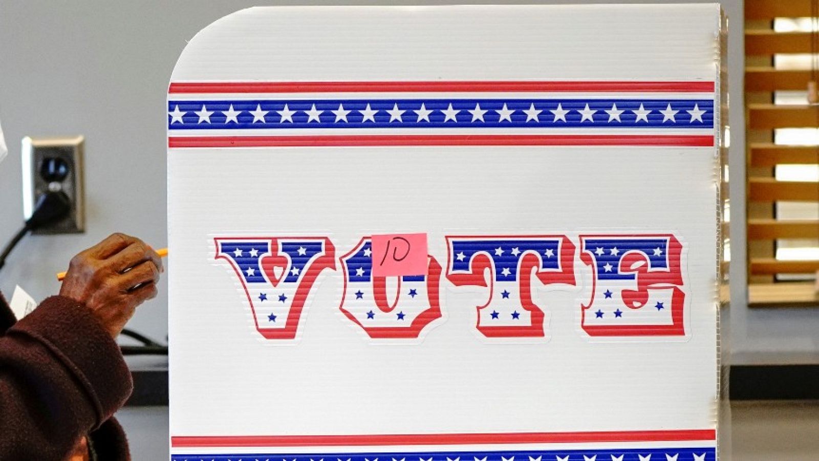 Una persona depositando su voto por adelantado para las elecciones en Estados Unidos 2020 en Milwaukee, Wisconsin.