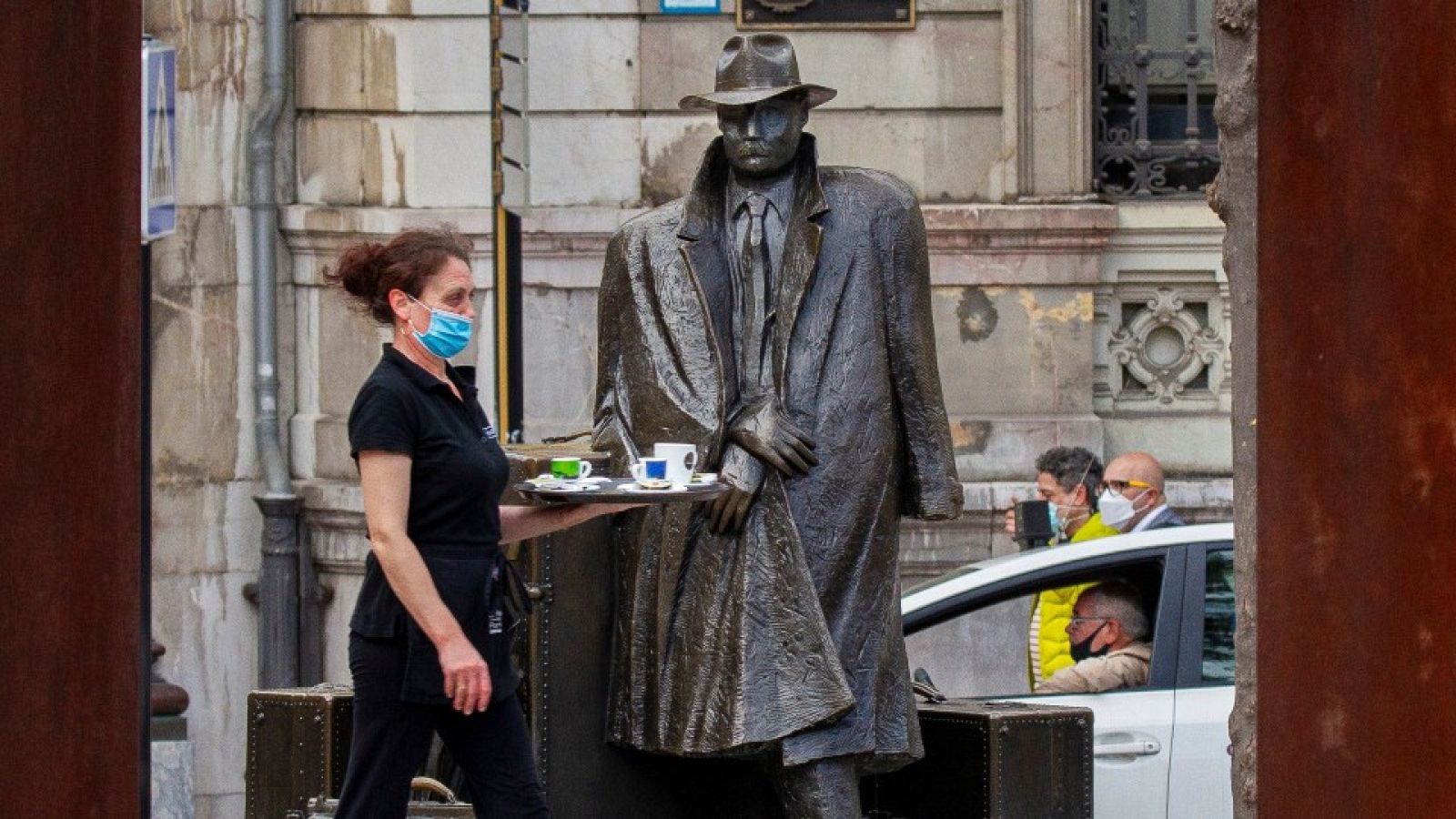 Una camarera trabaja en una terraza del centro de Oviedo