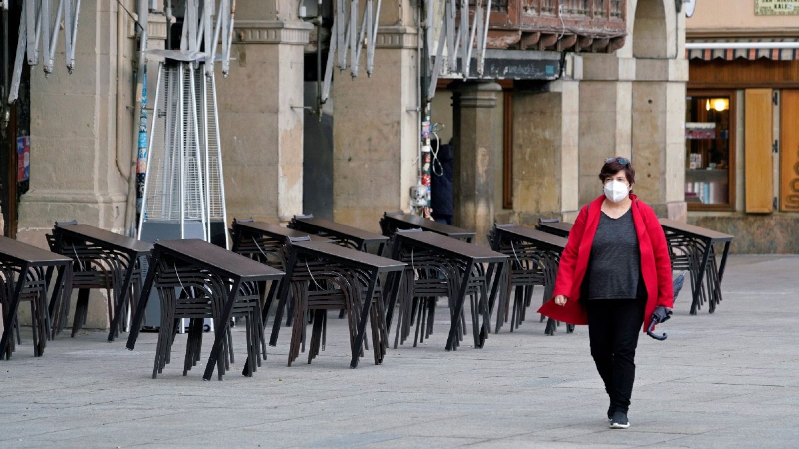 Una mujer pasea por una calle de Navarra