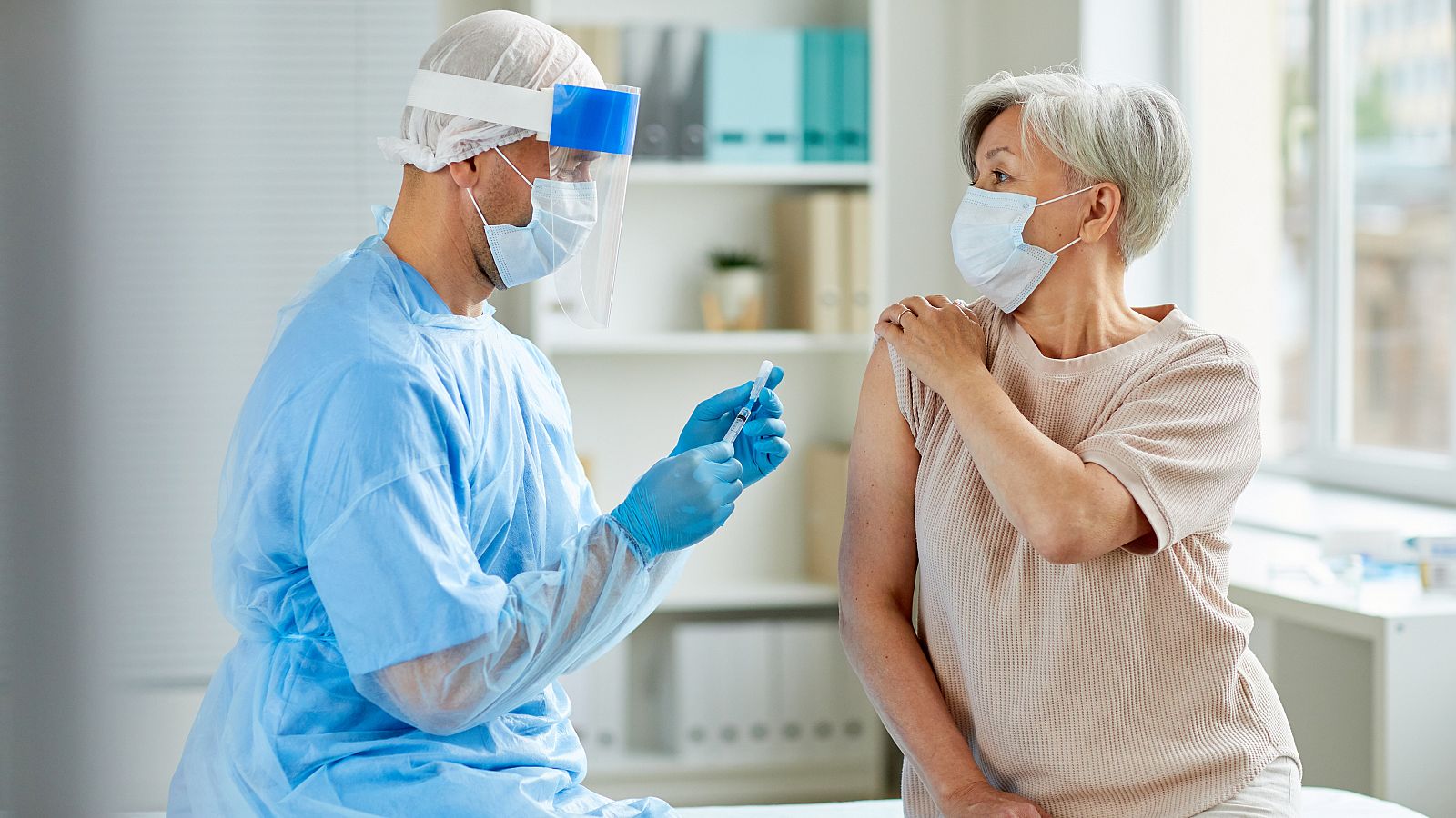 La edad es el principal factor de riesgo de la enfermedad COVID-19.