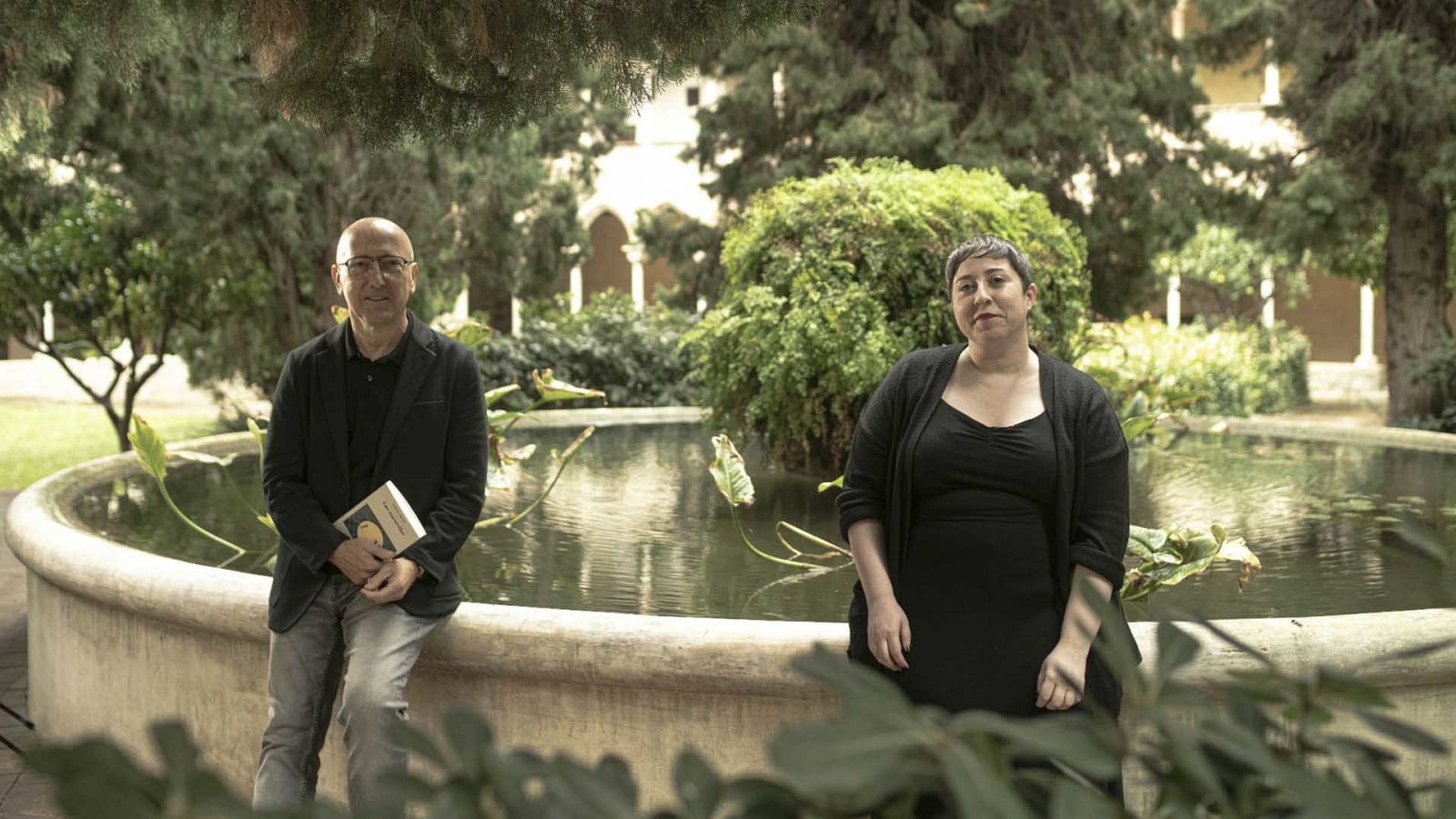 Óscar López con la poeta Elena Medel