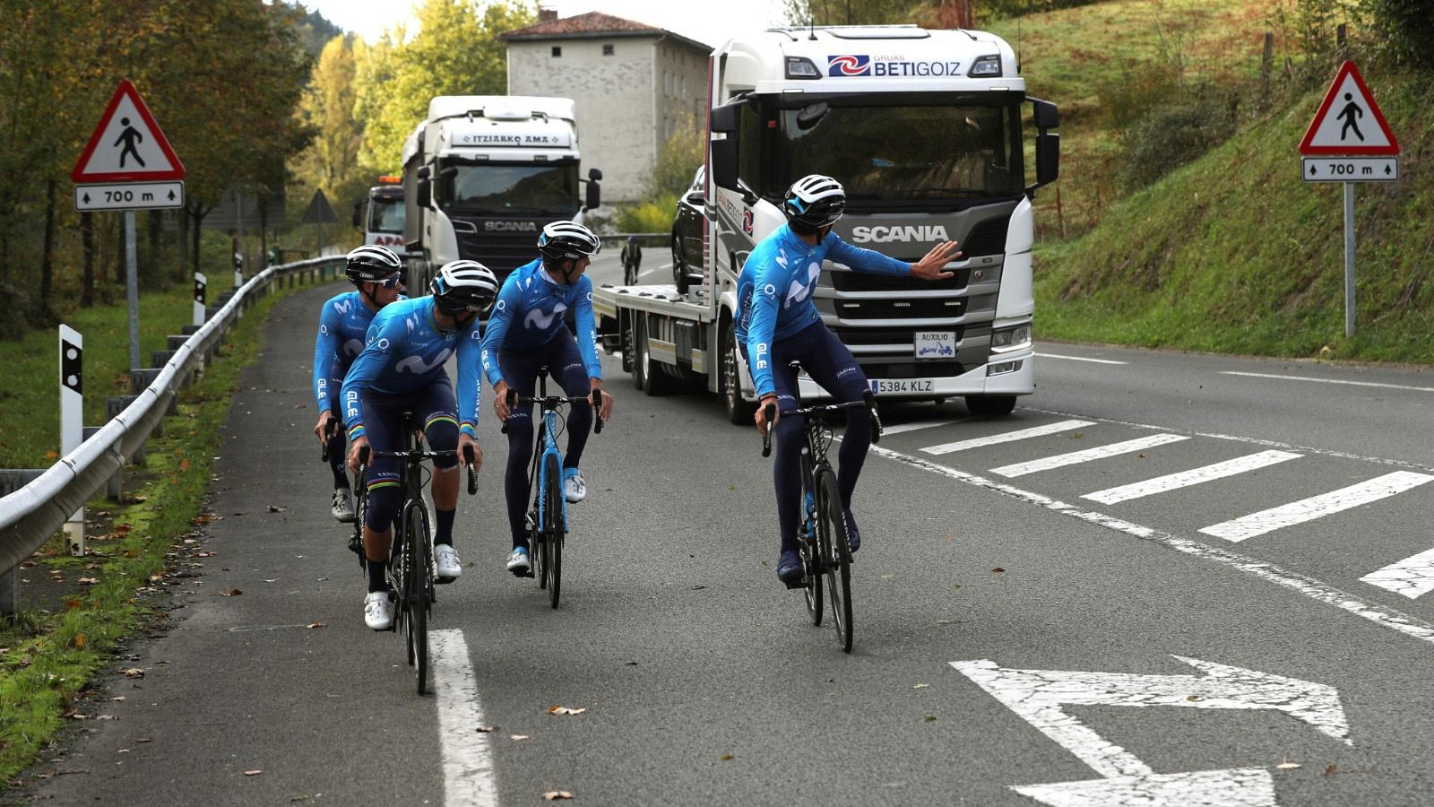 Los ciclistas del equipo Movistar durante un entrenamiento en tierras vascas.