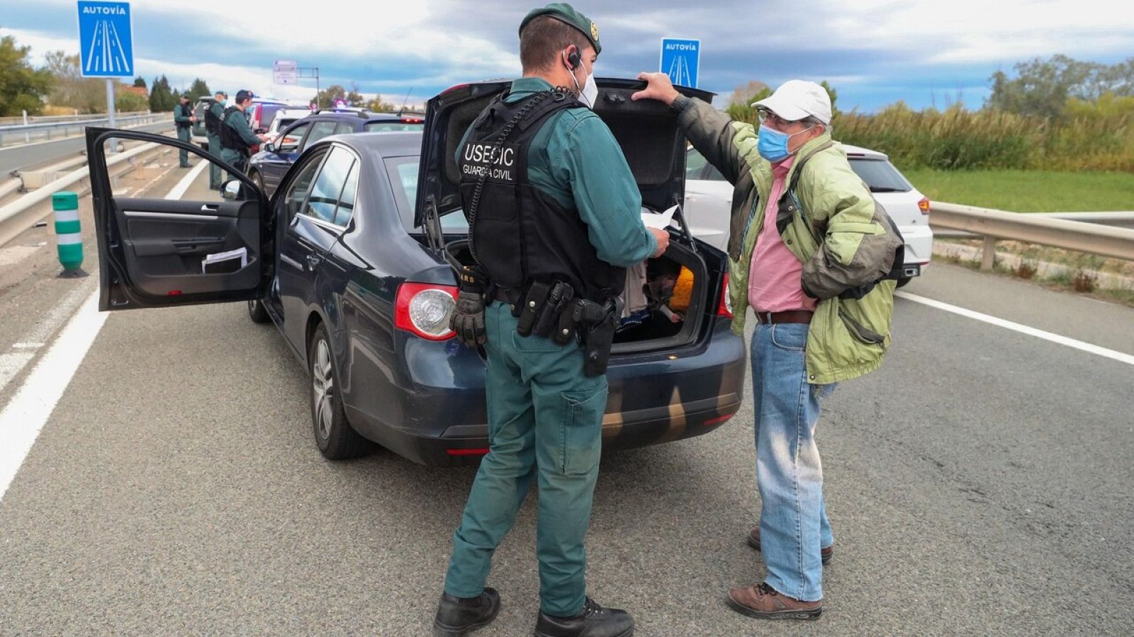 Agentes de la Guardia Civil controlan una carretera de acceso a Zaragoza.