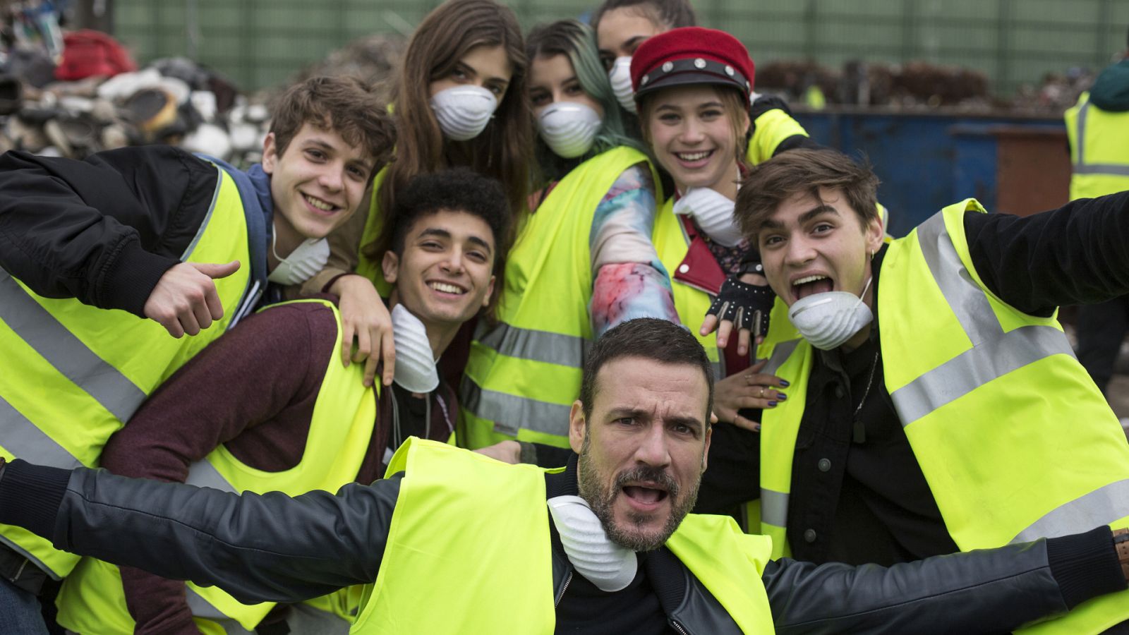 Algunos de los protagonistas de HIT durante el rodaje en el vertedero