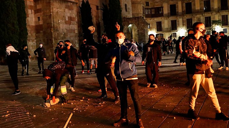 Los disturbios contra el toque de queda dejan decenas de detenidos y policías heridos en varias ciudades españolas