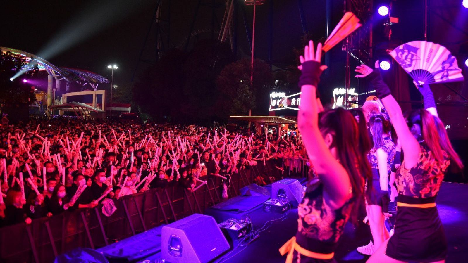 Multitudinaria fiesta de Halloween en la ciudad china de Wuhan, donde se originó el coronavirus