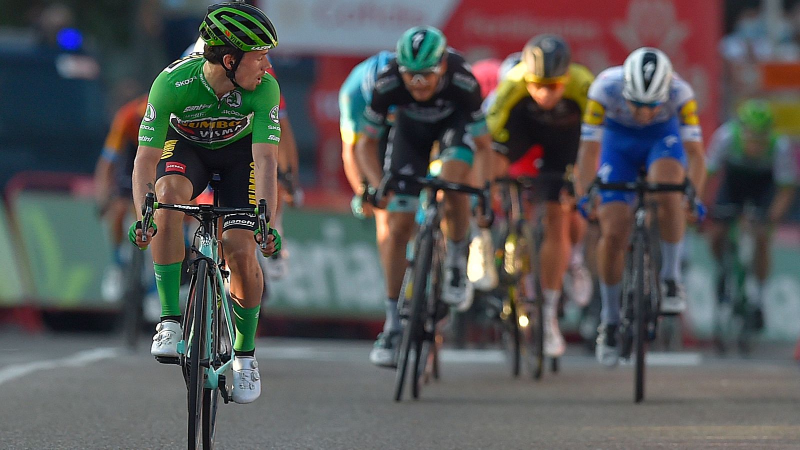 Llegada de la etapa 10 en la que se produjo el corte que benefició a Roglic y perjudicó a Carapaz