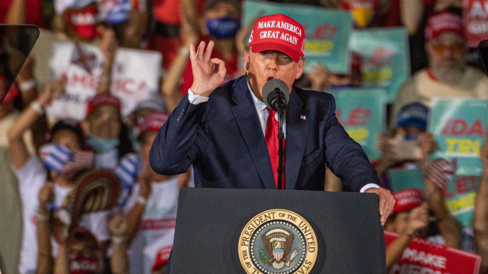 Trump se lanza a un frenético final de campaña para intentar revertir unas encuestas que ponen como favorito a Biden