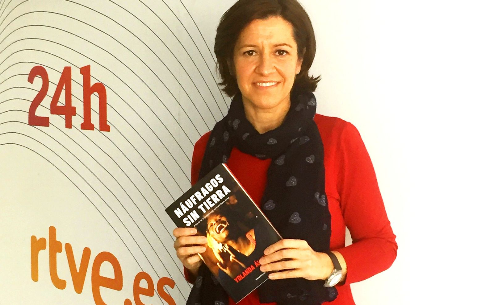 Yolanda Álvarez, con su libro en Torrespaña