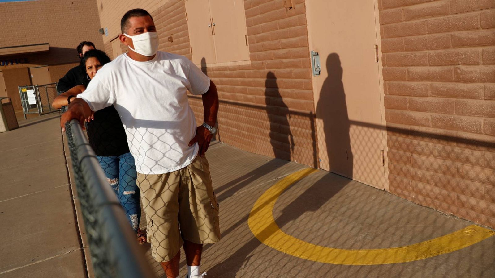 Varios votantes hacen cola en un centro de votación del barrio de Maryvale, en Phoenix, uno de los de mayor presencia latina de Arizona