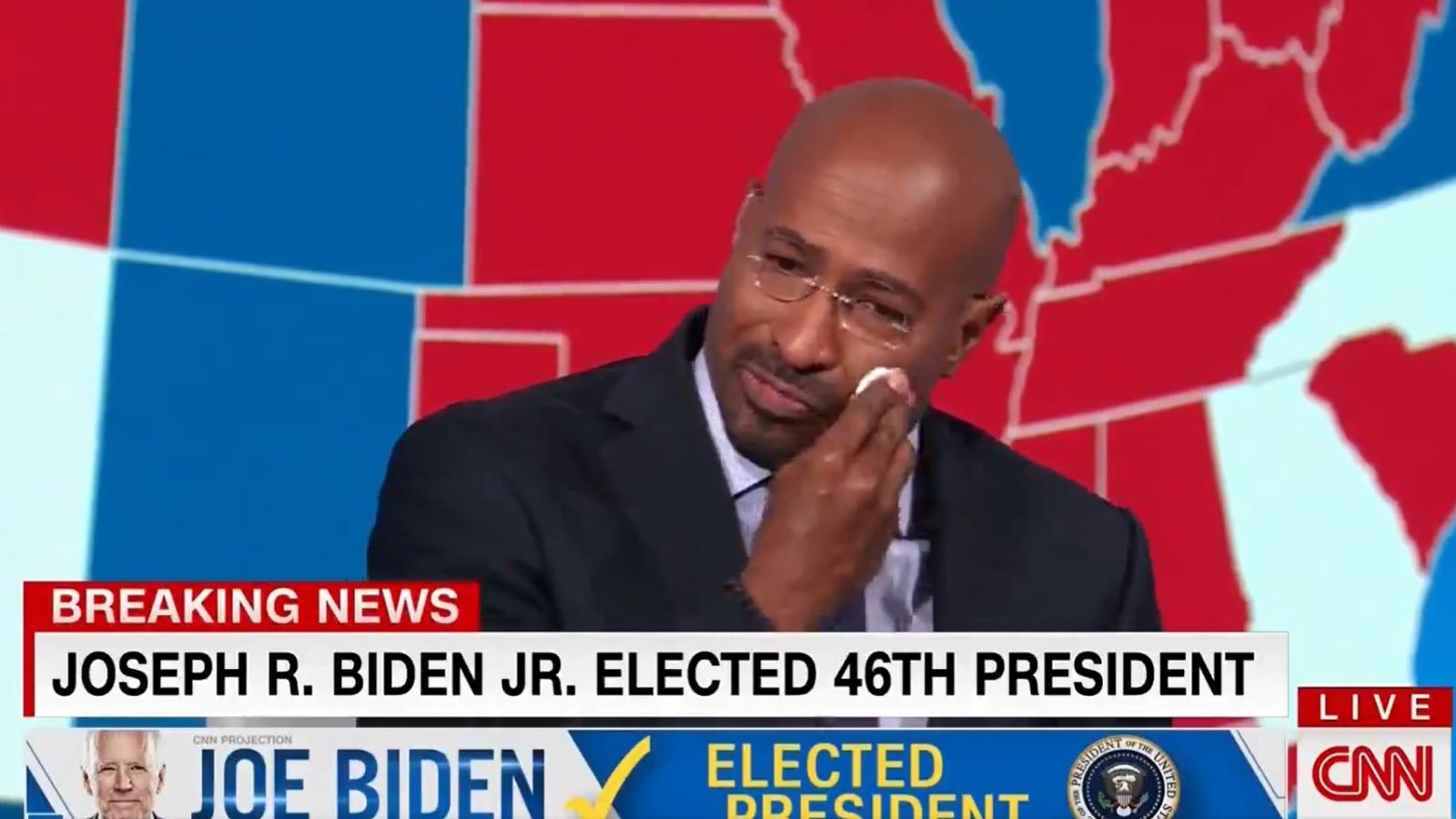 El comentarista de la CNN, Van Jones se emociona con el anuncio de la victoria de Biden