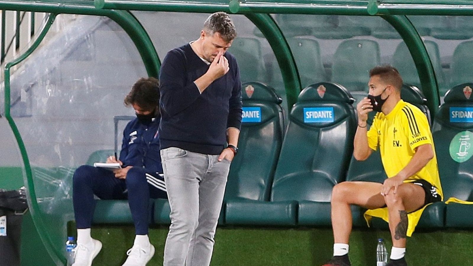 El entrenador del Celta, Óscar García (c), durante el partido de Liga en Primera División ante el Elche