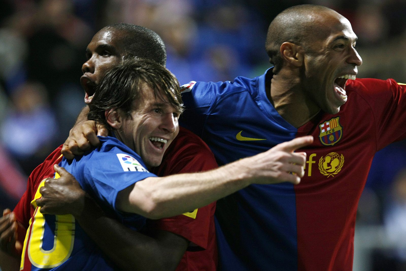 Messi celebra con Eto'o y Henry su gol ante el Recreativo de Huelva
