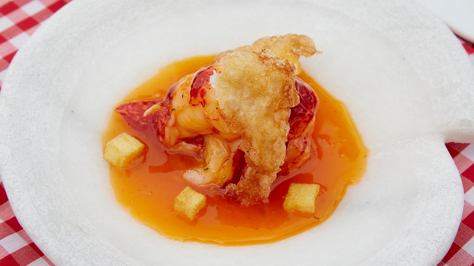 Bugre frito, yema de huevo y patata