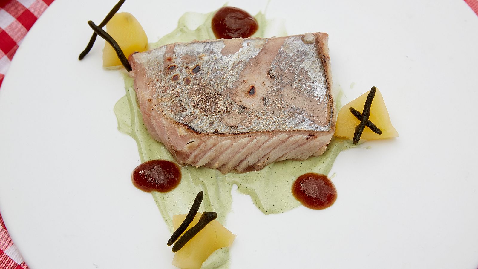 Bonito con mayonesa marina y manzana asada