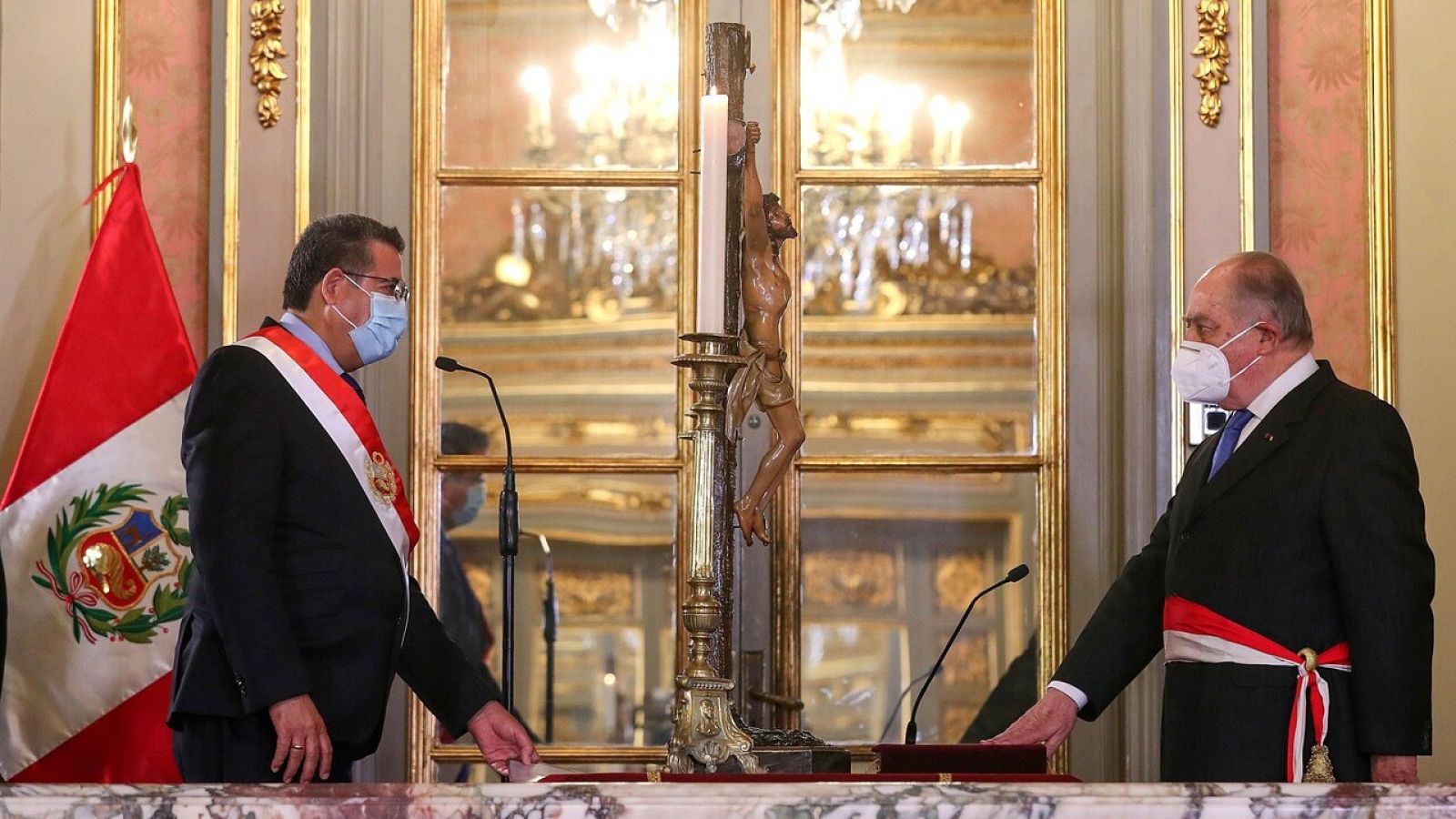 El presidente peruano, Manuel Merino (L), presta juramento a Antero Flores-Araoz (R) como nuevo presidente del Consejo de Ministros