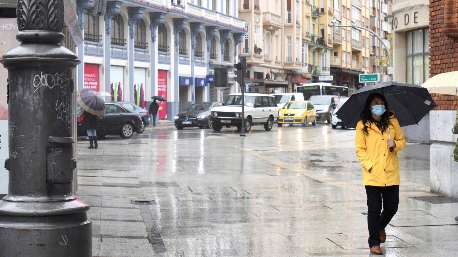 Una mujer camina por la Plaza de Santo Domingo de León.