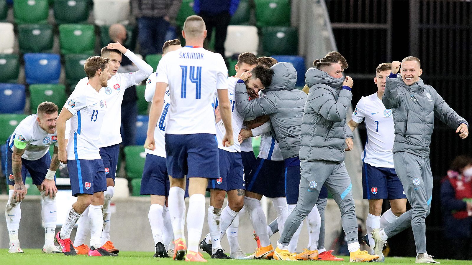 Los jugadores de la selección de Eslovaquia celebran el decisivo gol de Michal Duris.