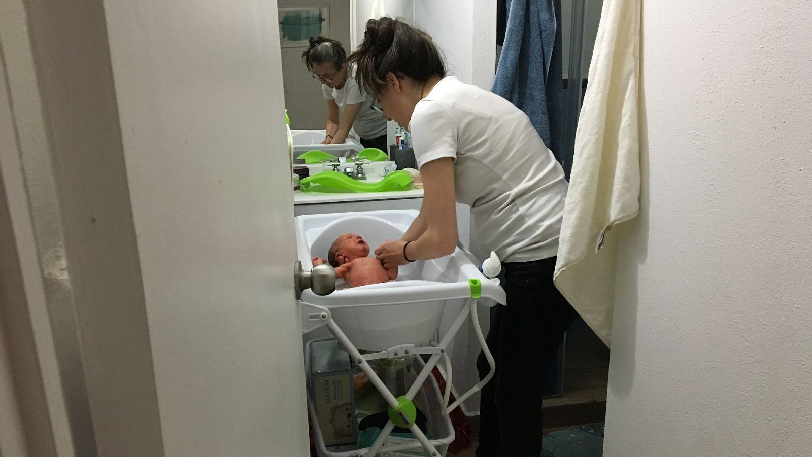 Una madre baña a su bebé