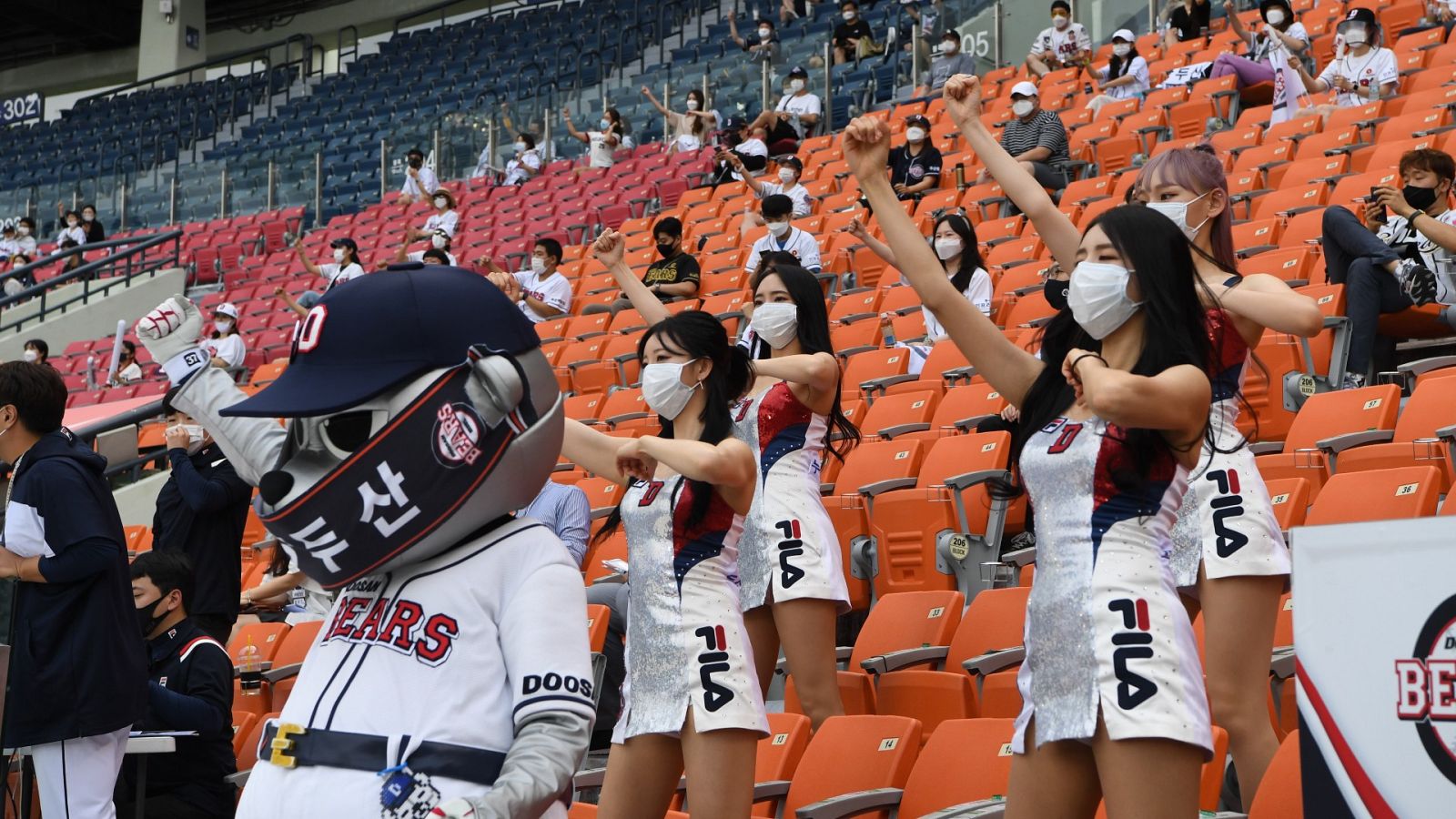 Varios aficionados en el estadio durante un partido de béisbol