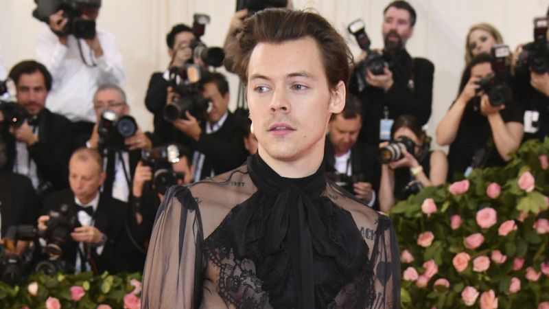 Harry Styles, primer hombre en protagonizar la portada de 'Vogue'. ¿Estamos ante el nacimiento de una nueva masculinidad?