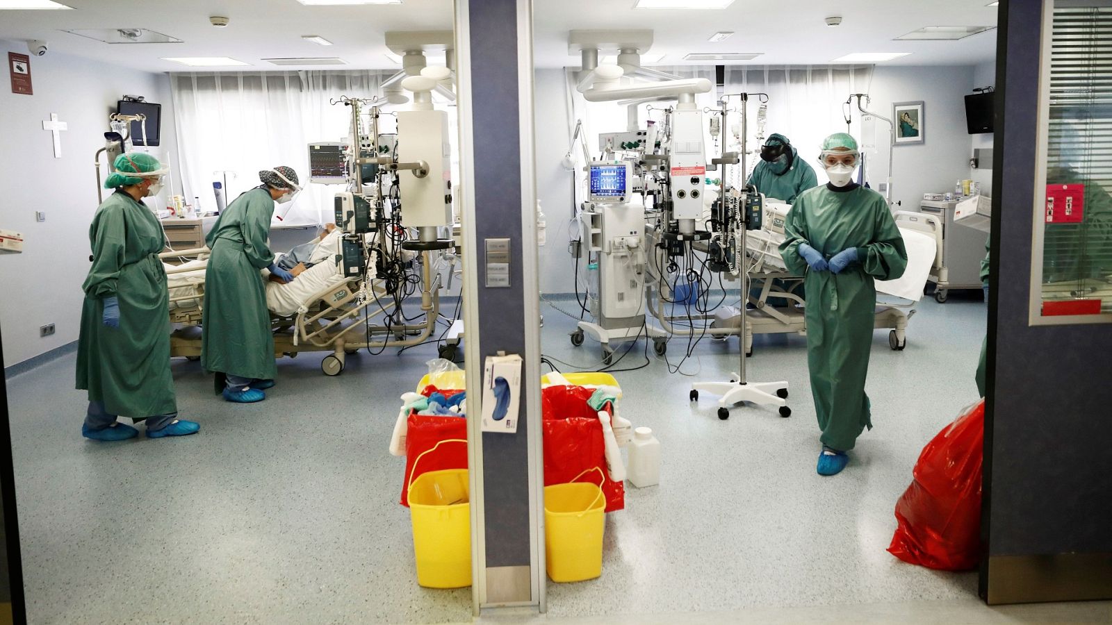 Las UCIS necesitarían entre 4.400 y 13.400 enfermeras para afrontar la pandemia