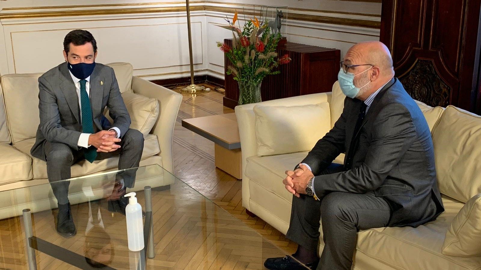 Juanma Moreno y  Alejandro Hernández, durante su reunión