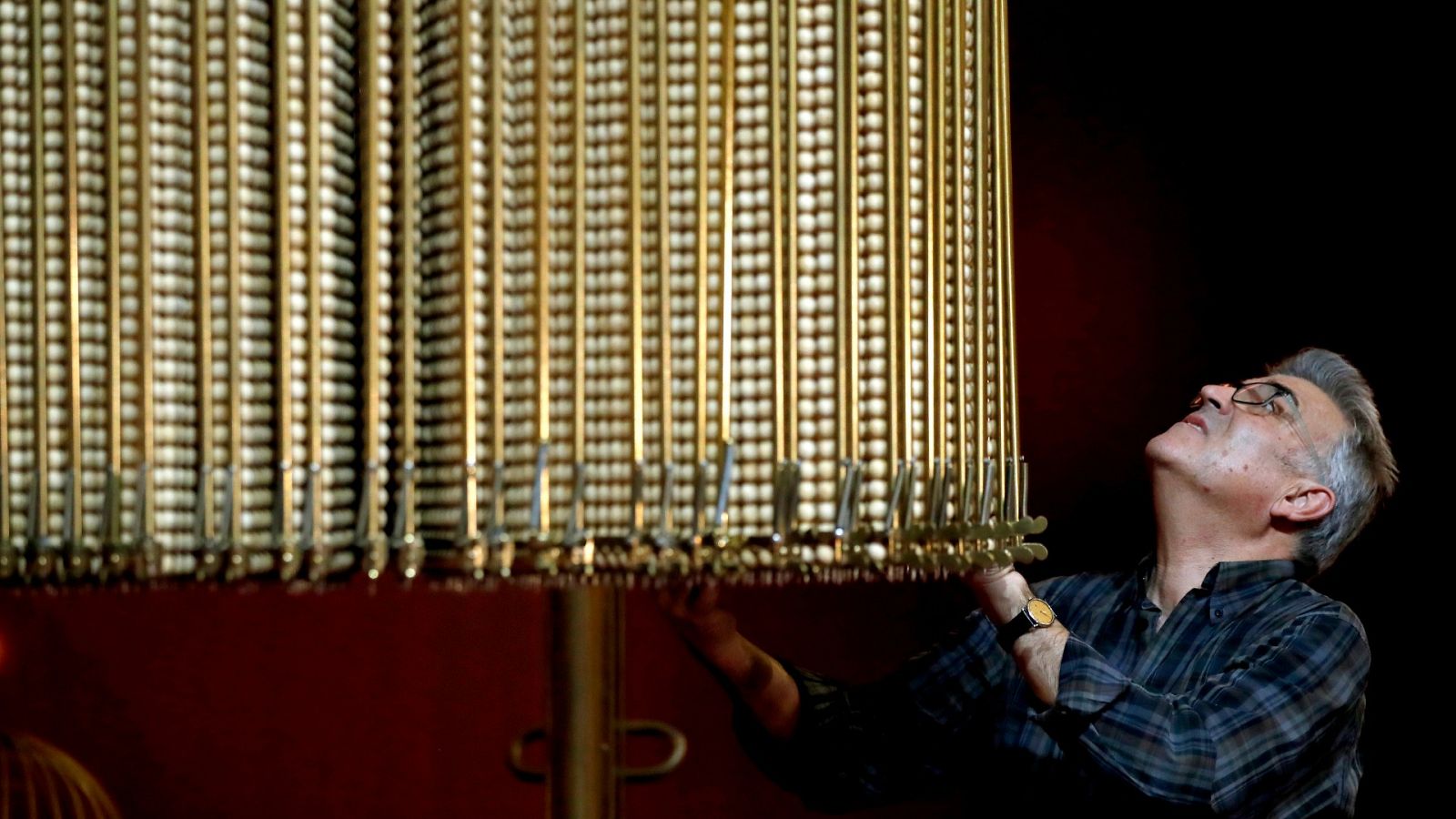 Un trabajador prepara las bolas antes del Sorteo del Gordo en una foto de archivo