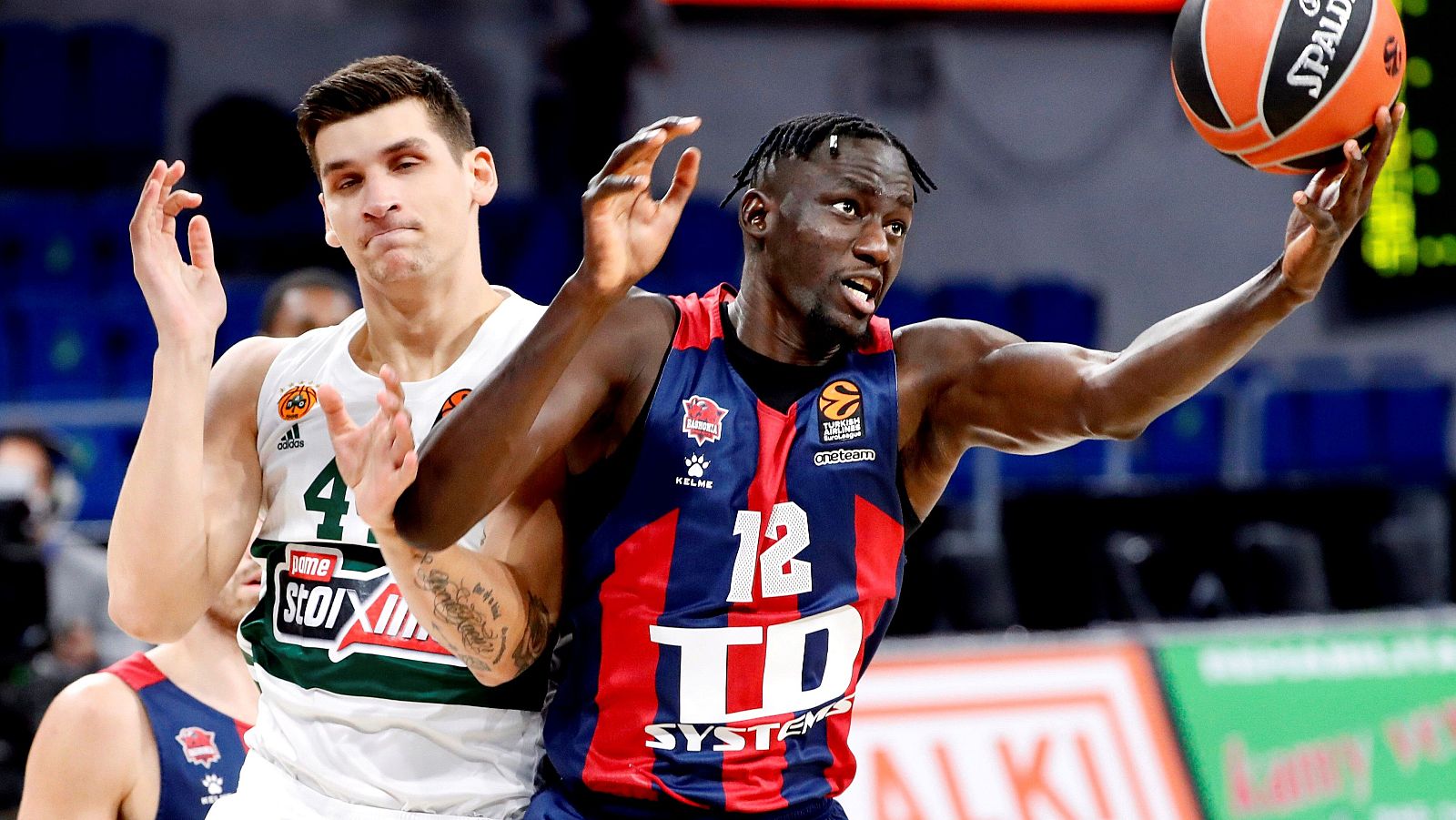 El pívot hispano-senegalés del Baskonia Ilimane Diop (d) disputa un balón con el ala-pívot griego del Panathinaikos Dinos Mitoglou (i), durante el partido correspondiente a la décima jornada de la EuroLiga.