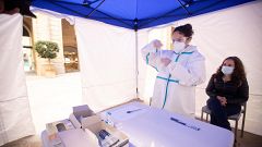 Cataluña hará cribados masivos en zonas de alta incidencia e impulsará las autopruebas a través de farmacias