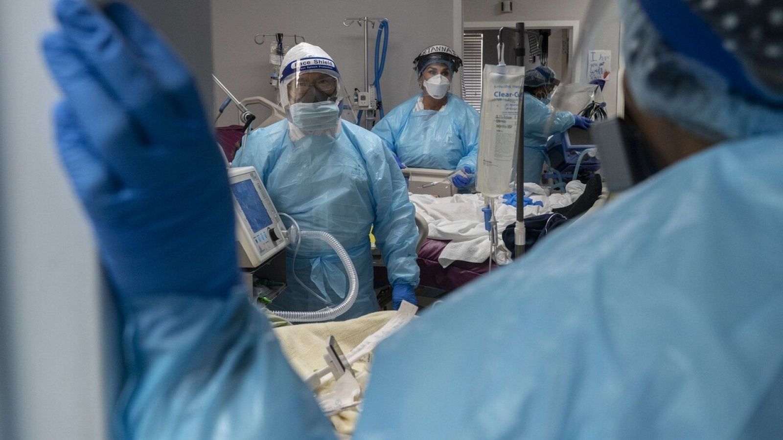 Sanitarios tratan a pacientes de COVID-19 en EE.UU.