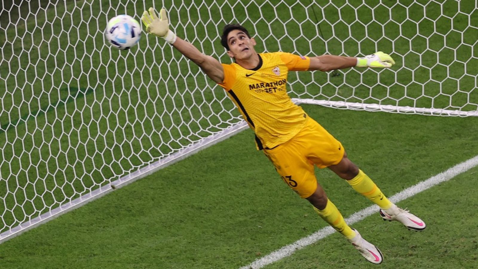 El meta del Sevilla, Yassine Bono, da positivo por Covid-19