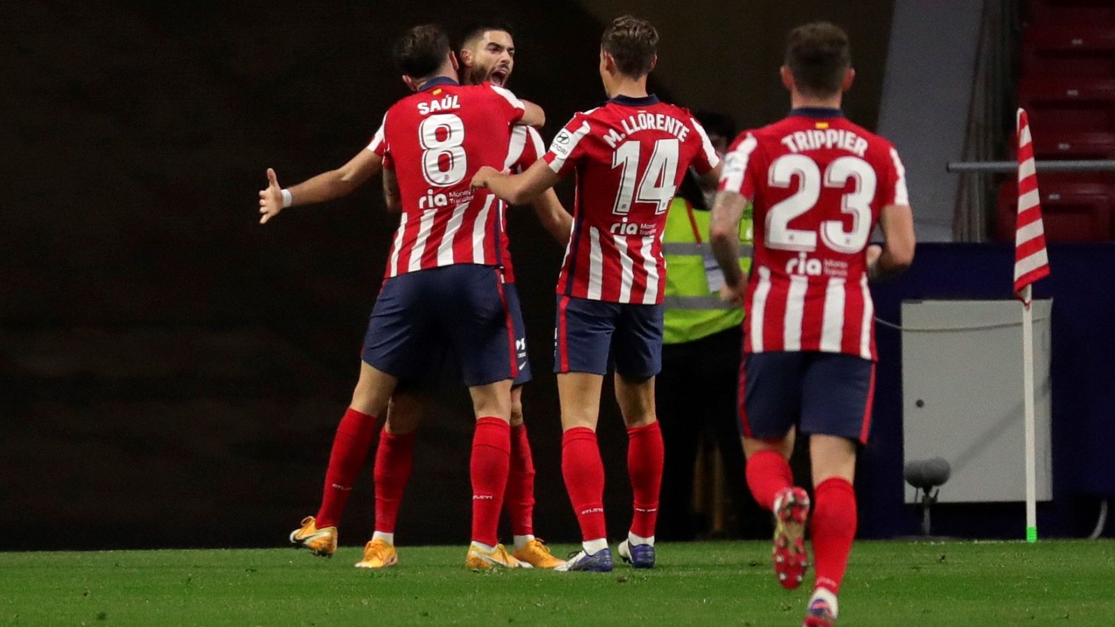 Los jugadores del Atlético de Madrid celebran el gol del equipo rojiblanco frente al Barça, obra de yannick Carrasco.