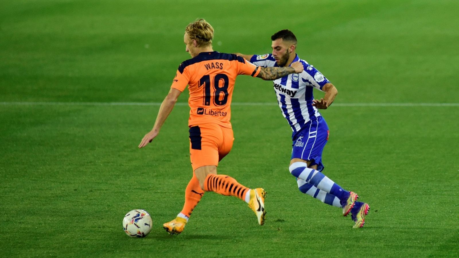 El Valencia neutraliza la ventaja del Alavés