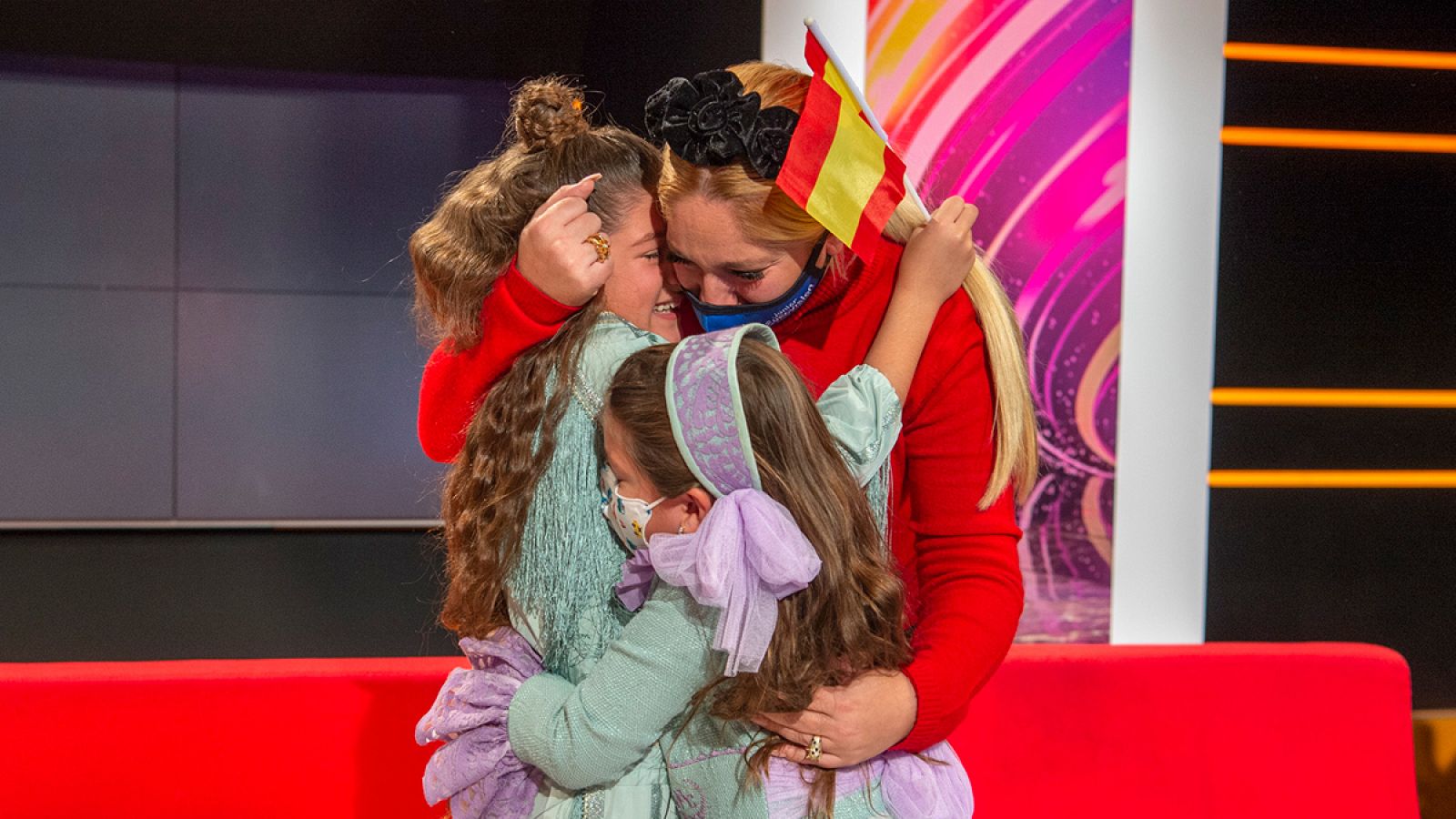 Soleá se abraza a su madre Julia y sus hermanas, Pilar y Rosa María